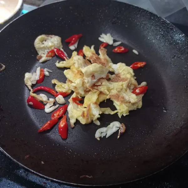 Buat telur orak arik sampai matang, masukan cabe dan bawang putih masak sampai layu.
