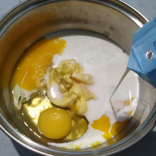 Campur telur, gula pasir, butter margarin dan susu cair di dalam panci.