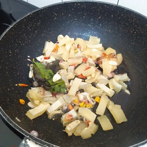 Masukan cecek, tumis-tumis kembali.