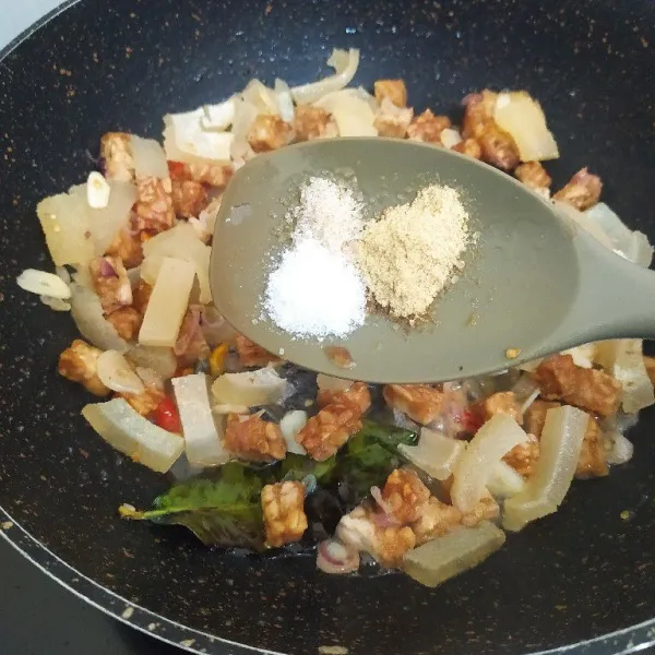 Masukan tempe, secukupnya air dan seasoning dengan garam, gula serta kaldu bubuk.