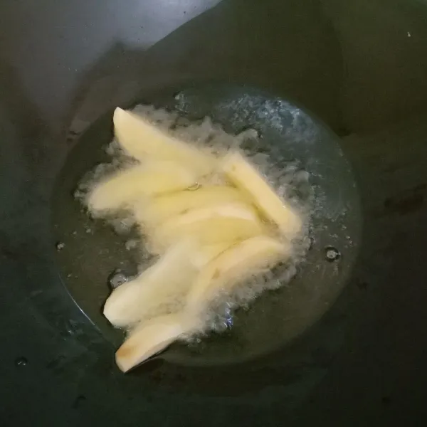 Kemudian goreng kentang sampai sedikit kecoklatan, angakat dan tiriskan.