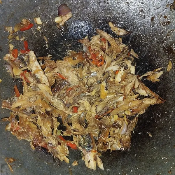 Masukkan ikan tongkol yang telah disuwir, aduk hingga rata, masak hingga bumbu meresap. Siap disajikan.