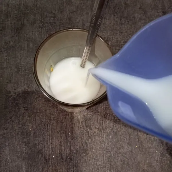 Tuangkan susu cair, jangan terlalu penuh, lalu aduk.