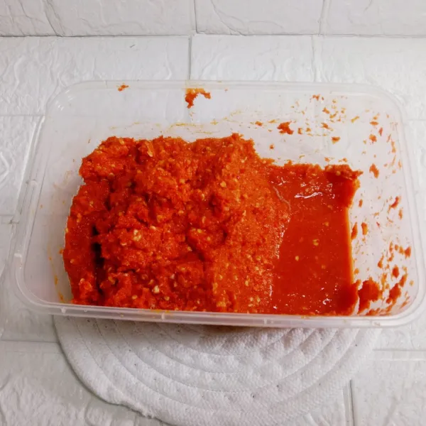 Cuci bersih cabe, bawang merah dan bawang putih. Kemudian blender hingga halus.