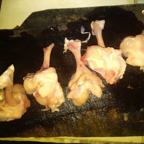 Kerat ujung sendi pangkal sayap ayam, kemudian turunkan dagingnya sehingga membentuk pentung.
