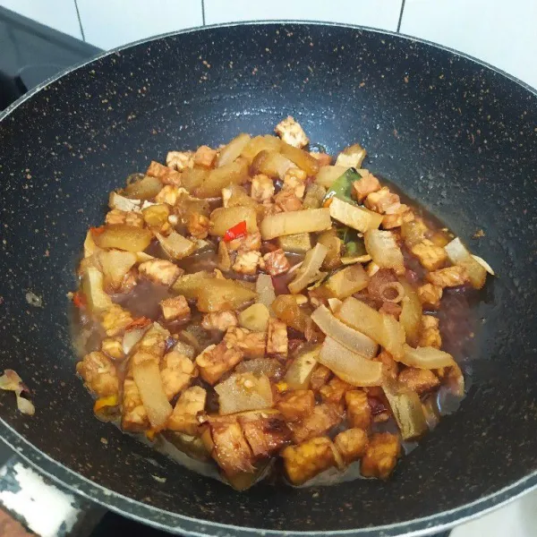 Terakhir tambahkan kecap manis, masak hingga bumbu meresap. Koreksi rasa lalu sajikan.