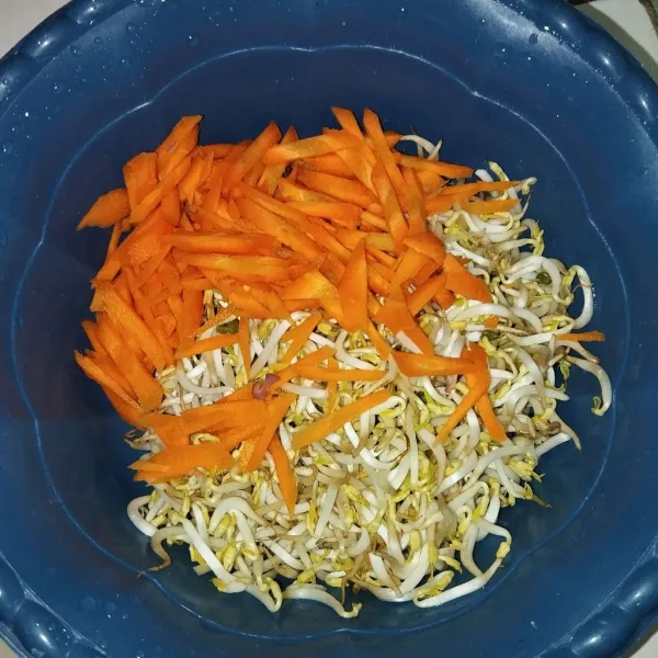 Siapkan sayur, potong wortel, lalu cuci bersih bersama tauge. Sisihkan.