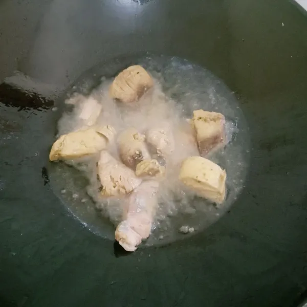 Goreng ikan sampai kecoklatan. Angkat lalu tiriskan.
