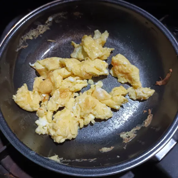 Kemudian kocok telur dan sedikit kaldu ayam bubuk. Lalu goreng secara scrambled. Angkat.