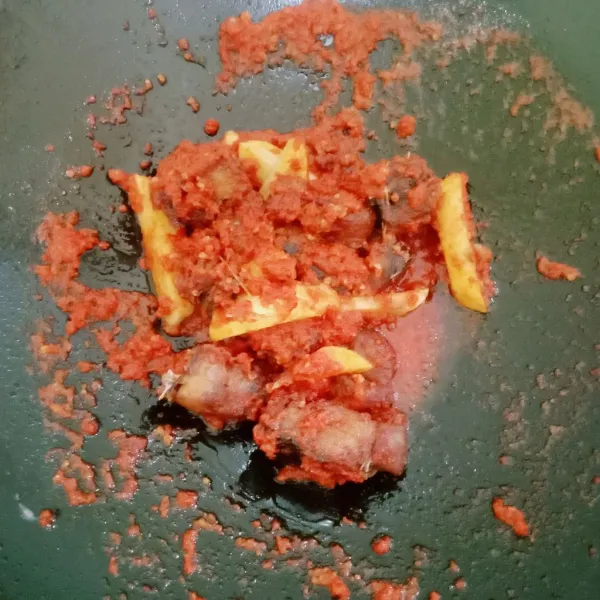 Kemudian masukkan ikan dan kentang aduk merata. Siap untuk di sajikan.