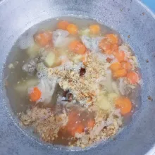 Masukkan bumbu halus yang telah ditumis, kapulaga dan bunga lawang, garam, penyedap rasa, merica dan gula pasir.