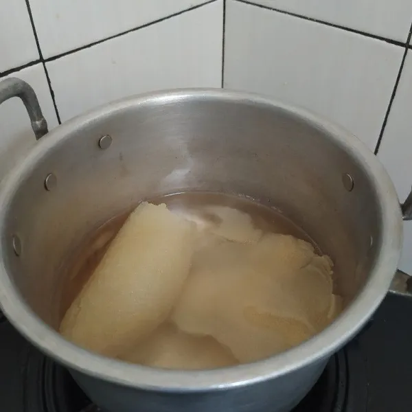 Rebus cecek hingga air mendidih, buang air nya lalu cuci bersih dan potong-potong sesuai selera.