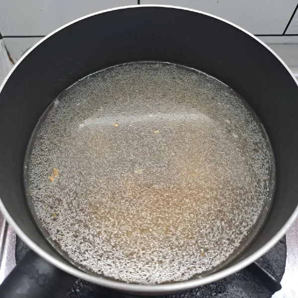 Tuang air kaldu, rebus sampai mendidih.
