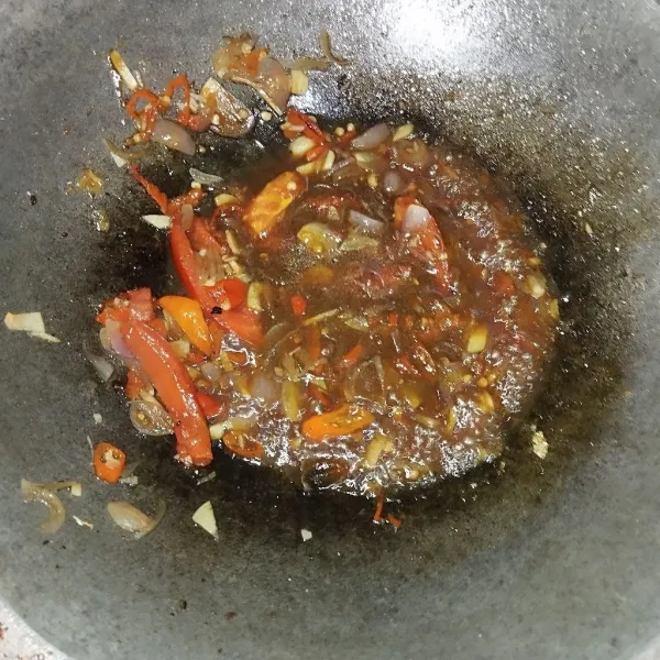 Masukkan garam, gula merah, kecap, merica bubuk, dan penyedap rasa. Aduk hingga rata.