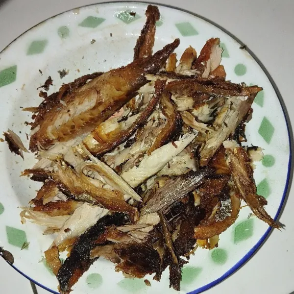 Goreng ikan tongkol hingga matang, lalu suwir-suwir, sisihkan.