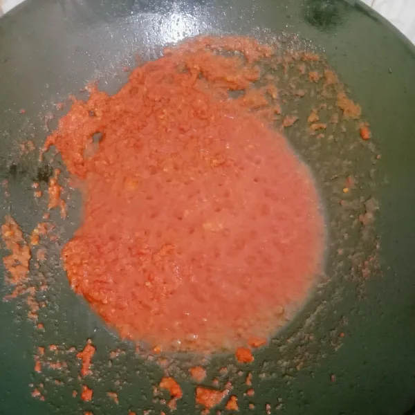 Masukkan cabe yang sudah di haluskan dengan minyak sisa goreng kentang dan ikan tadi. Masak hingga wangi dan matang jangan lupa masukkan garam dan penyedap rasa.