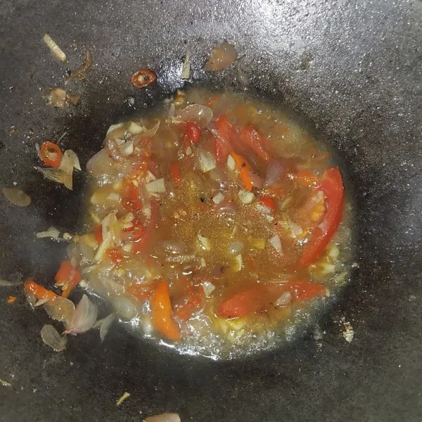 Tumis irisan bawang, cabai, dan tomat hingga matang, lalu tambahkan sedikit air.