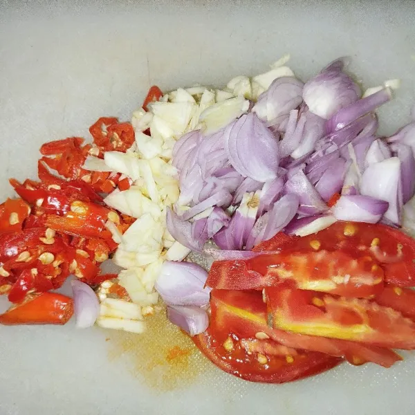 Iris bawang putih, bawang merah, tomat, dan cabai rawit.