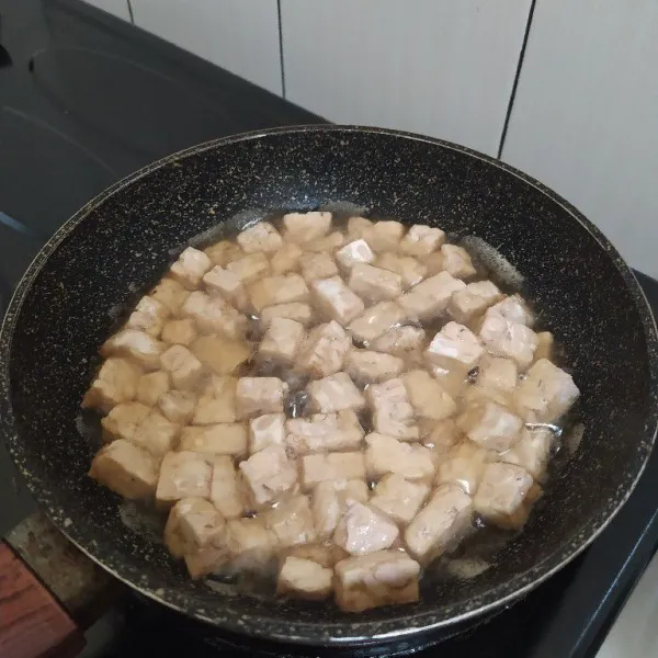 Potong tempe lalu goreng hingga berkulit, angkat dan sisihkan.