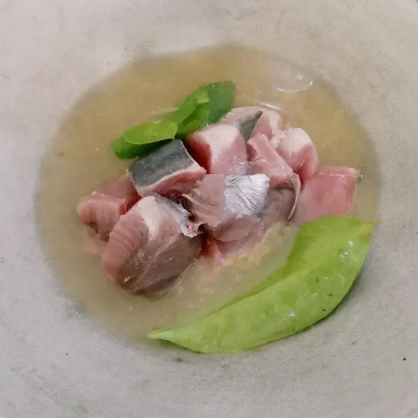 Masukkan ikan, air daun salam, daun jeruk, ketumbar, merica bubuk dan garam. Masak sekitar 5 - 9 menit. Sampai ikan berubah warna.