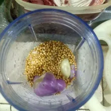 Duo bawang dan kunyit masukkan kedalam chopper. Lalu tambahkan ketumbar dan garam.