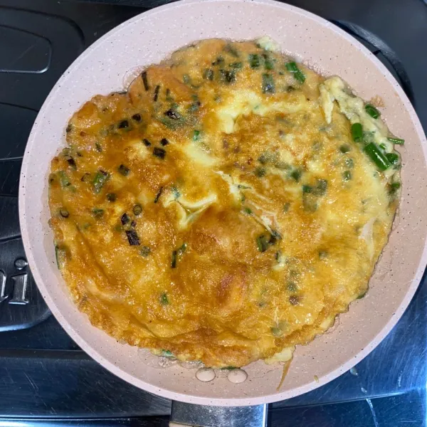 Balik telur, masak sampai kedua sisi matang. Angkat lalu siap disajikan.