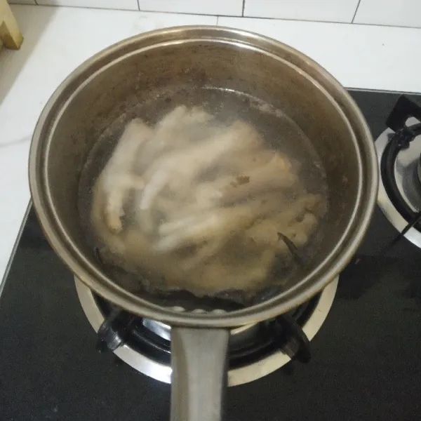 Rebus ceker ayam yang telah dibersihkan dengan daun salam selama 25 menit. Tiriskan.