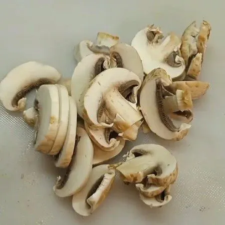 Iris jamur champignon dan bawang bombay.