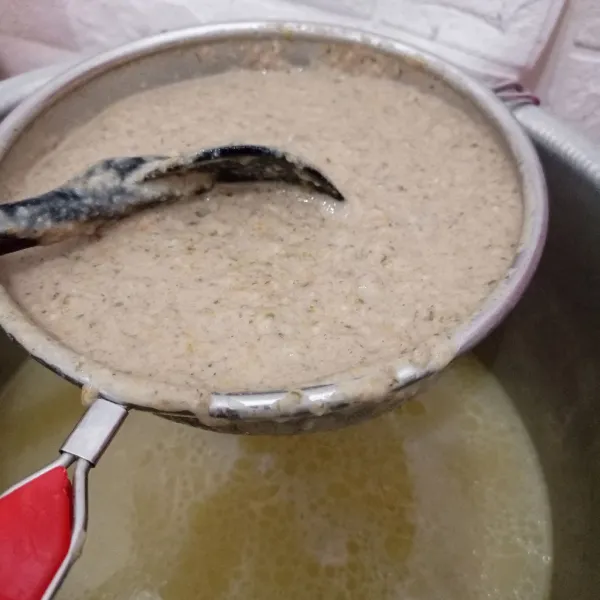 Setelah halus, saring ceker & sayuran yang sudah dihaluskan
