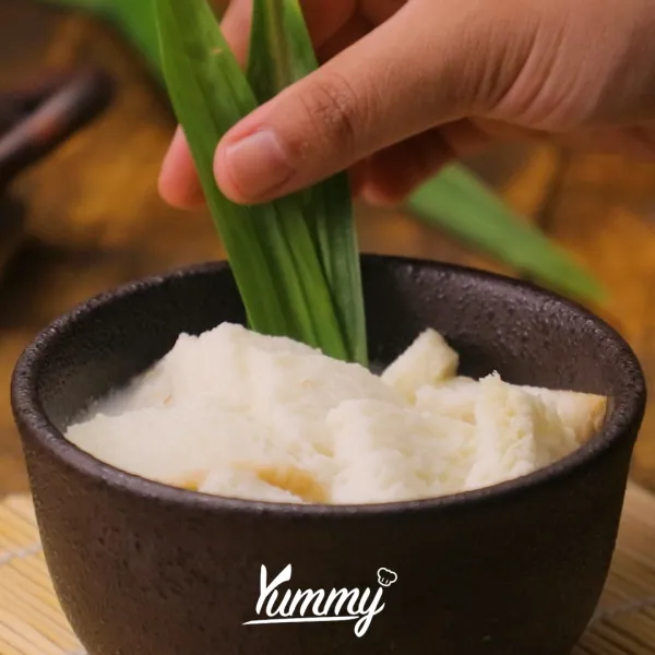 Wedang roti siap dihidangkan dalam keadaan hangat.