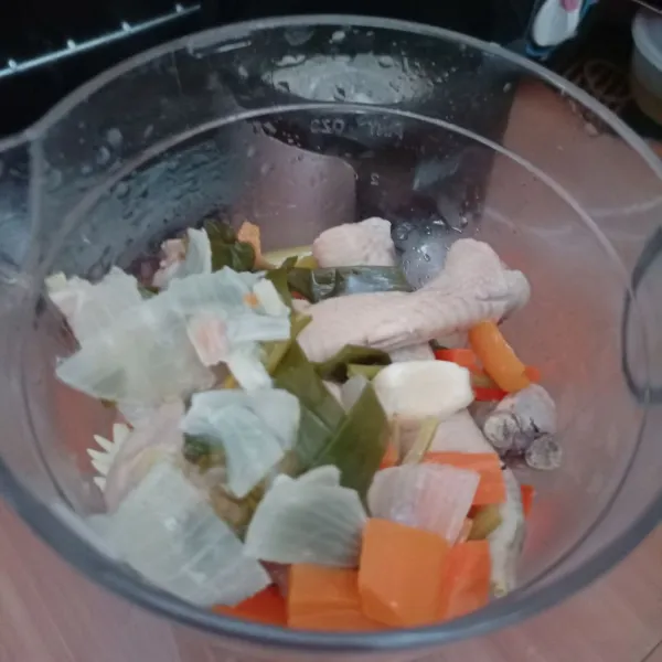 Taruh isi (ceker & sayuran dengan sedikit air kaldu) di blender / chopper