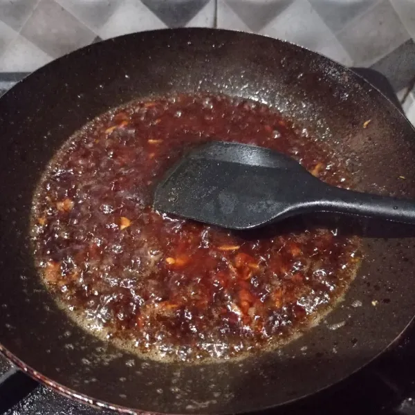 Buat saus, tumis bawang putih cincang sampai matang, masukan semua bahan saus, aduk rata masak sampai mengental, cek rasa, matikan api.