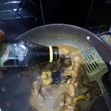Tambahkan kecap manis ke dalam wajan.