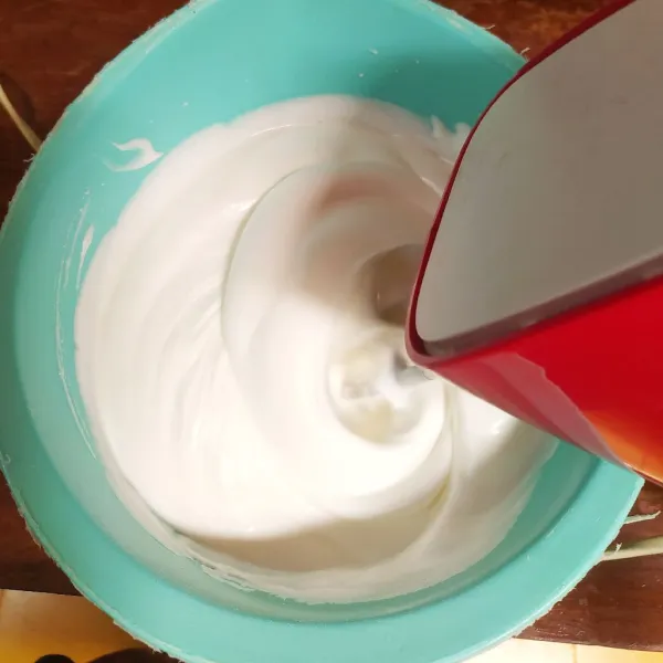 Dalam wadah lain masukkan putih telur, air lemon dan garam lalu mixer dengan kecepatan sedang sampai berbuih. Masukkan gula secara bertahap (bagi menjadi 3 tahap) sambil terus di mixer hingga soft peak.