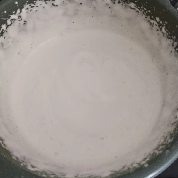 Mixer dengan kecepatan tinggi sampai putih kental berjejak.