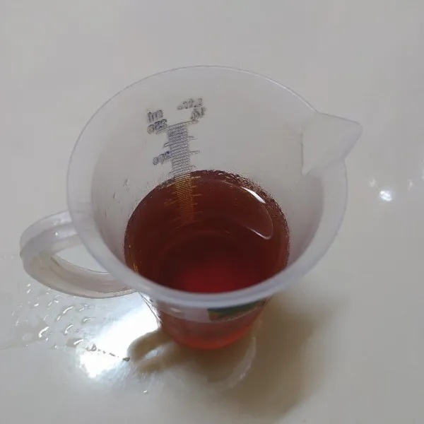 Seduh teh dengan air panas. Biarkan suhu ruang.