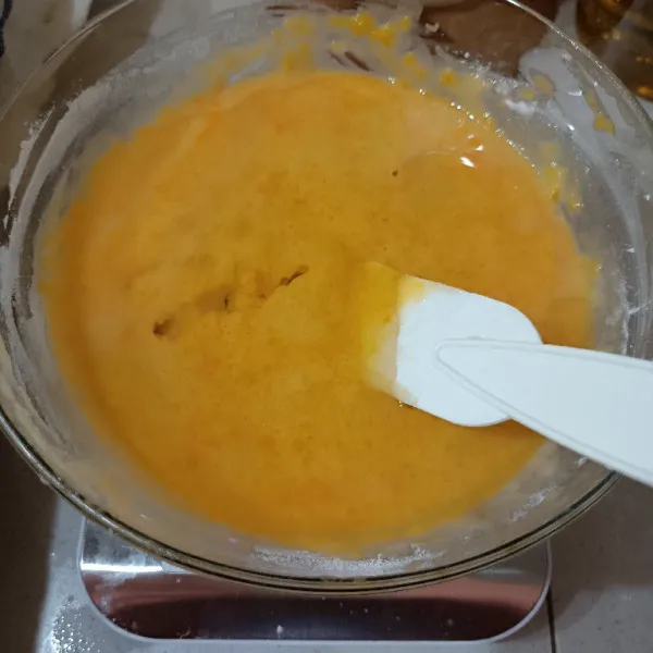 Tambahkan minyak dan aduk merata. Gunakan whisk agar tidak ada yang menggumpal.