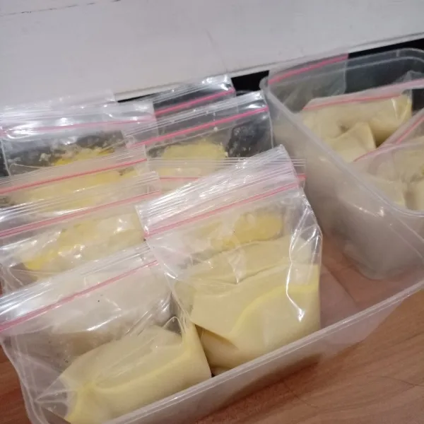 Tuang kaldu tulang ke dalam plastik zipper atau botol kecil satu persatu. Isi setiap plastik kurang lebih 100ml. Lakukan sampai kaldu habis. Bisa ambil per pack sesuai kebutuhan saat akan memasak. Bisa disimpan di kulkas sampai 1 minggu & di freezer tahan sampai 6-9 bulan.