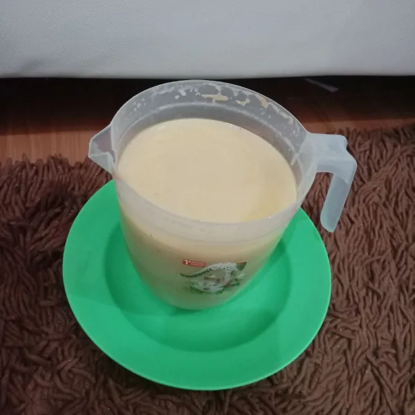 Masukkan kaldu tulang ke gelas takar untuk memudahkan menuang ke dalam plastik zipper atau ke dalam botol.