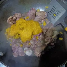 Siapkan wajan lalu beri minyak. Setelah panas masukkan ati ampela yang sudah bersih. Oseng sampai setengah matang. Lalu tambahkan bumbu yang sudah dihaluskan kedalam wajan