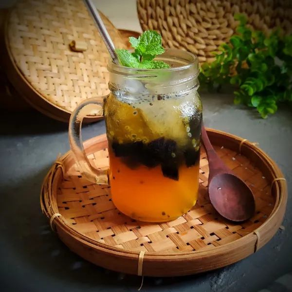 Tambahkan selasih dan daun mint aduk rata lalu sajikan.