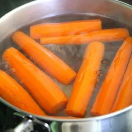 Potong timun, wortel dan selada sesuai selera. Rebus wortel agar tidak terlalu keras. Kemudian bersihkan isian timun.