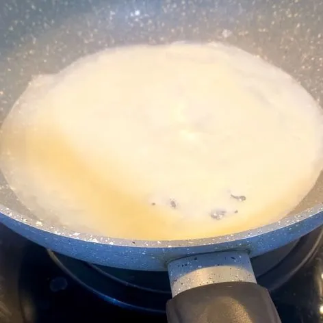 Hangatkan pan, masukkan adonan kulit sambil putar pan.