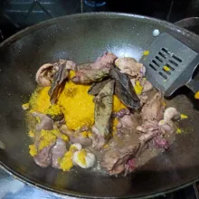 Masukkan daun salam kedalam wajan.