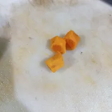 Kupas kulit kunyit lalu potong menjadi 3 bagian.