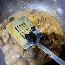 Masukkan asam jawa kedalam wajan lalu beri air. Aduk rata.