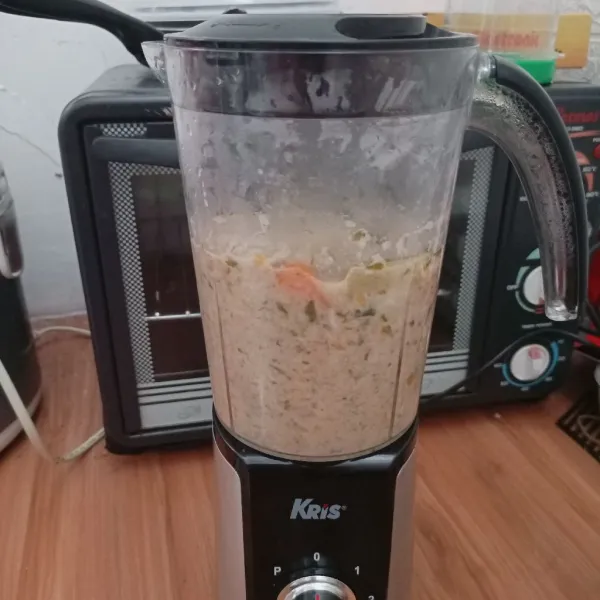 Haluskan ceker & semua sayuran (Termasuk tulang ceker) sampai benar-benar halus