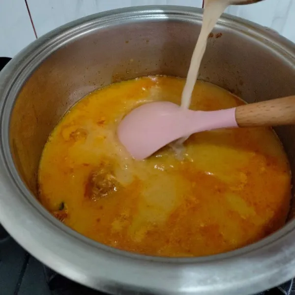 Kemudian masukan santan encer aduk rata masak hingga mendidih.