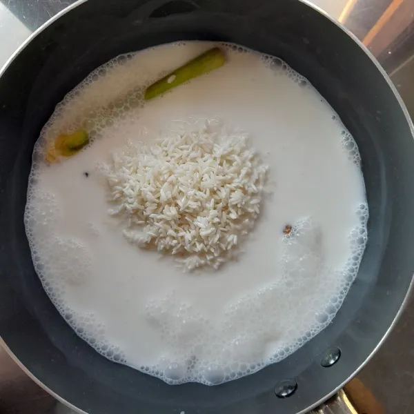 Masak santan menggunakan api kecil sambil terus diaduk hingga mendidih. Kemudian masukkan beras.