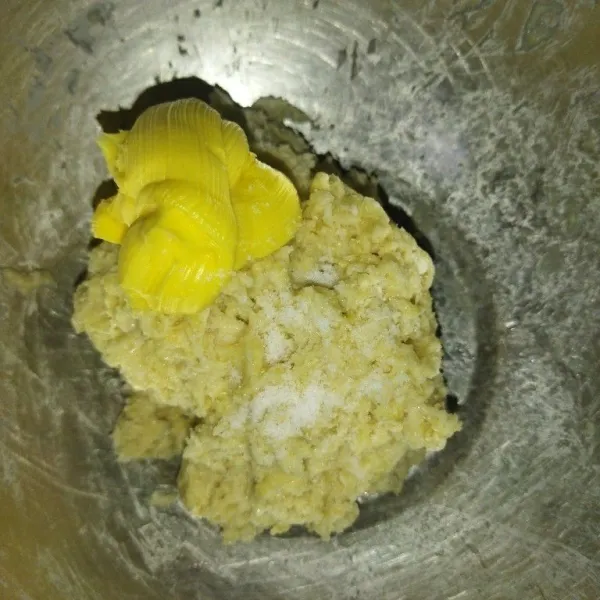 Uleni tepung terigu, ragi instan, gula pasir dan telur hingga tercampur rata, lalu tambahkan margarin dan garam.
